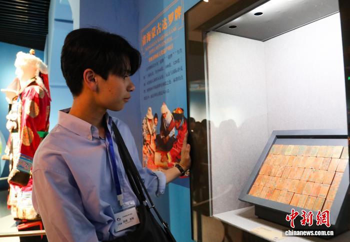 中日両國(guó)の若者が青海省博物館を訪(fǎng)問(wèn)