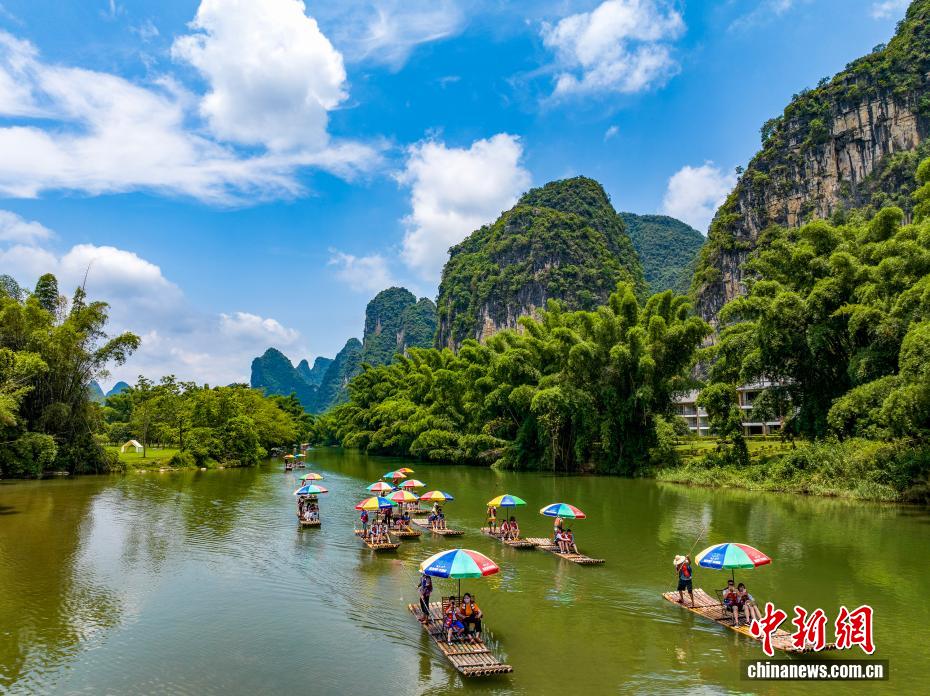 夏の観光シーズン到來し、自然を楽しむ観光客　広西?陽朔