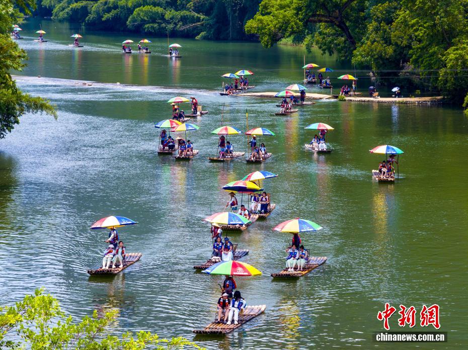 夏の観光シーズン到來し、自然を楽しむ観光客　広西?陽朔