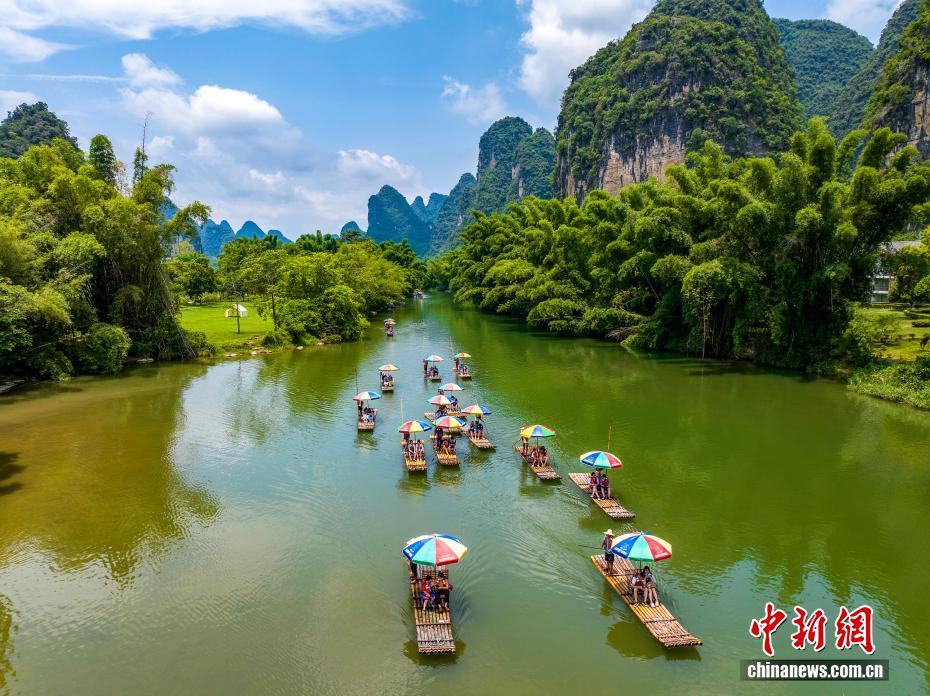 夏の観光シーズン到來し、自然を楽しむ観光客　広西?陽朔