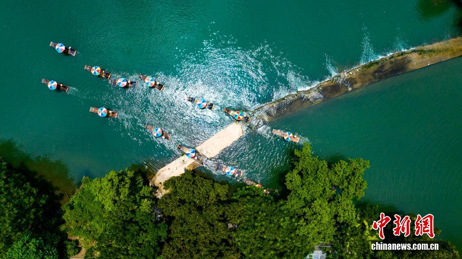 夏の観光シーズン到來し、自然を楽しむ観光客　広西?陽朔