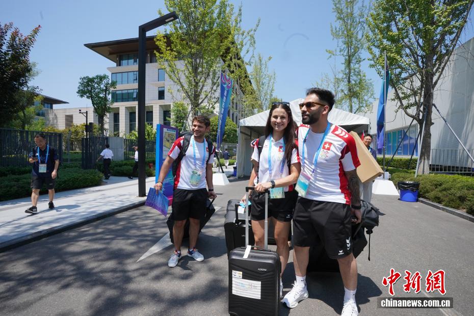 成都ワールドゲームズの選手村に入村する外國(guó)人選手（8月3日撮影?安源）。