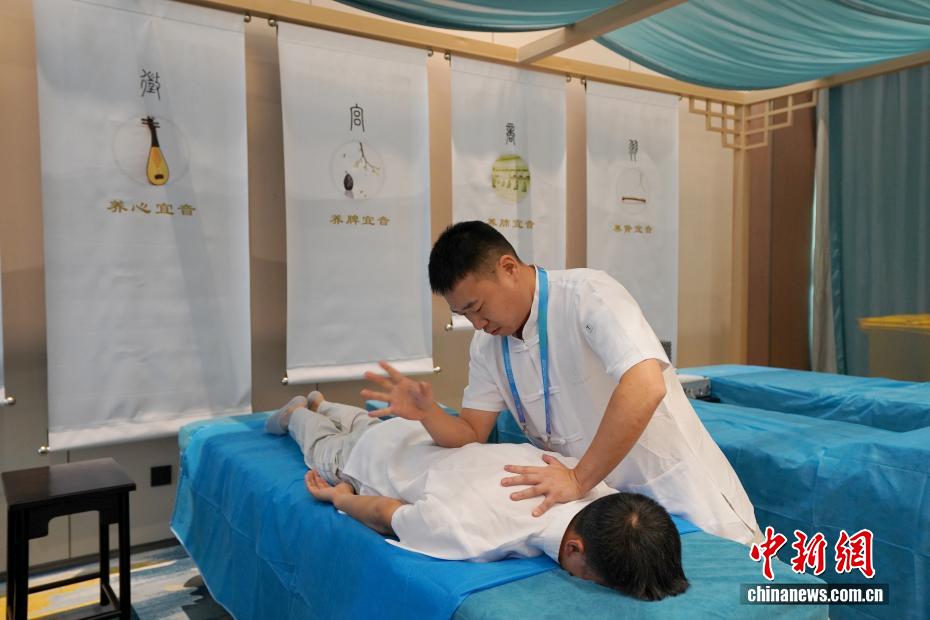 選手村でマッサージを體験する選手（8月3日撮影?安源）。