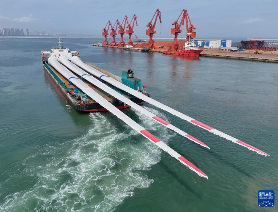 超特大サイズの洋上風力発電ブレードを?qū)g験基地に向けて輸送　山東省煙臺