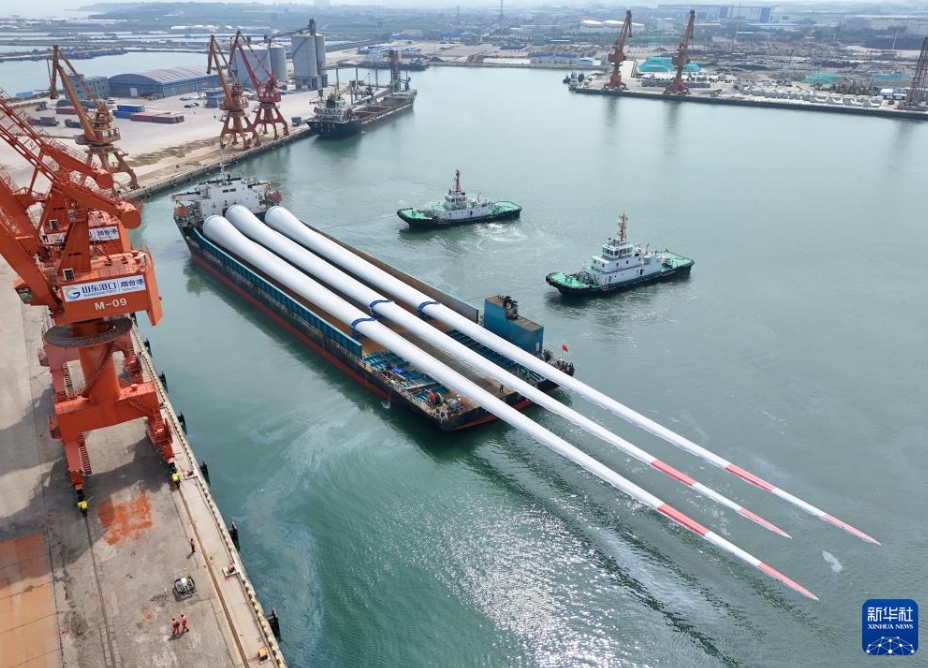 超特大サイズの洋上風(fēng)力発電ブレードを?qū)g験基地に向けて輸送　山東省煙臺