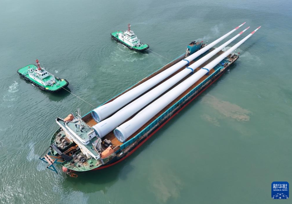 超特大サイズの洋上風力発電ブレードを?qū)g験基地に向けて輸送　山東省煙臺