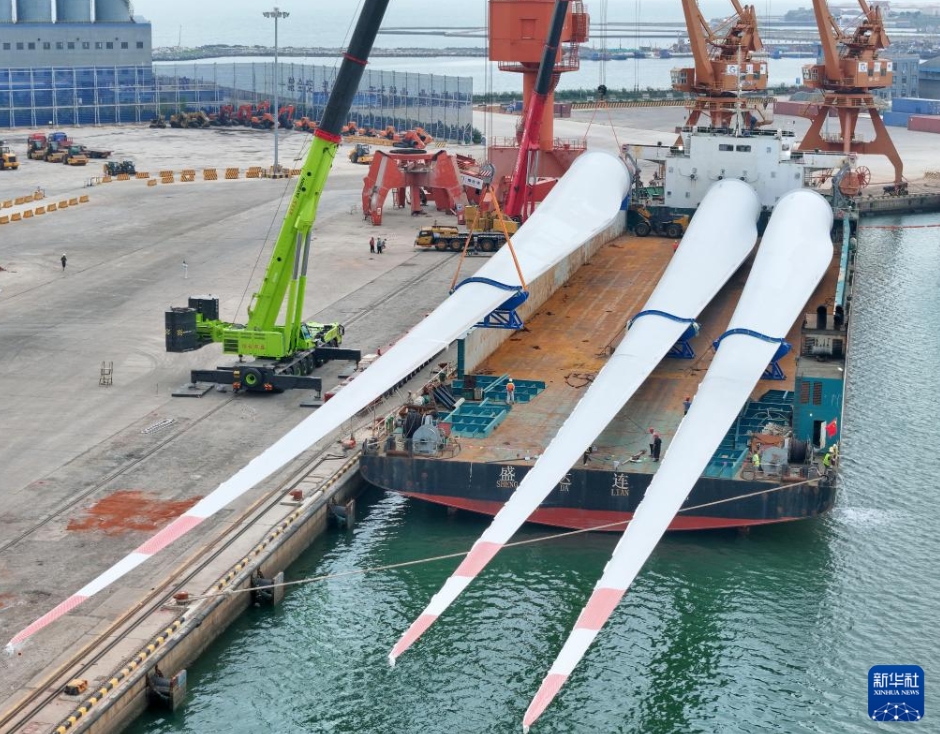 超特大サイズの洋上風(fēng)力発電ブレードを?qū)g験基地に向けて輸送　山東省煙臺