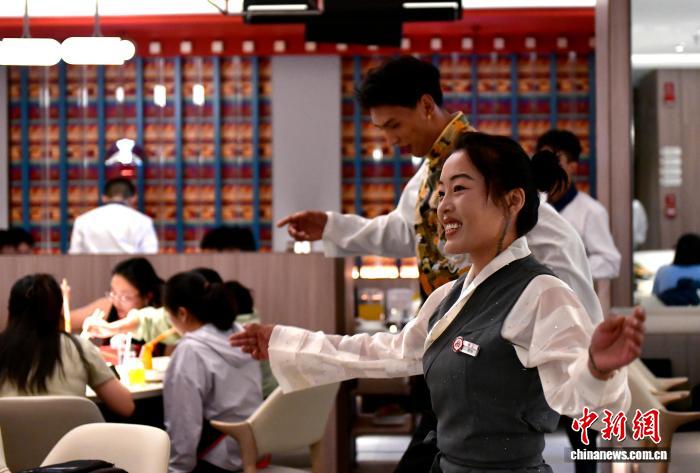 消費(fèi)を活気づける飲食店のユニークなパフォーマンス　西蔵?拉薩