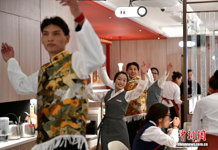 消費(fèi)を活気づける飲食店のユニークなパフォーマンス　西蔵?拉薩