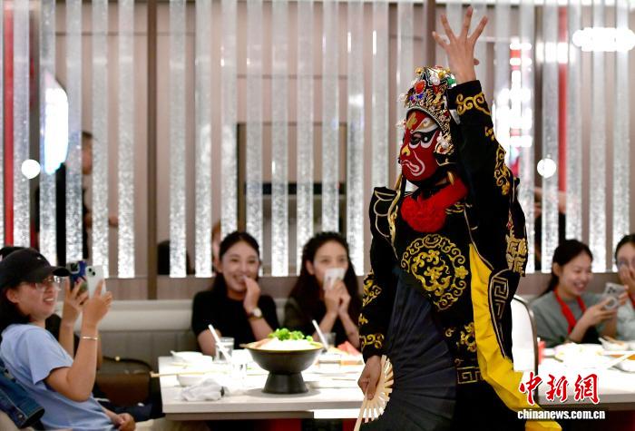 消費を活気づける飲食店のユニークなパフォーマンス　西蔵?拉薩