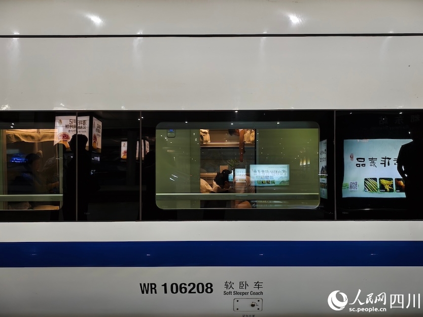 7月31日夜に出発を待つ高速夜行列車「D966號」（7月31日撮影?郭瑩）。