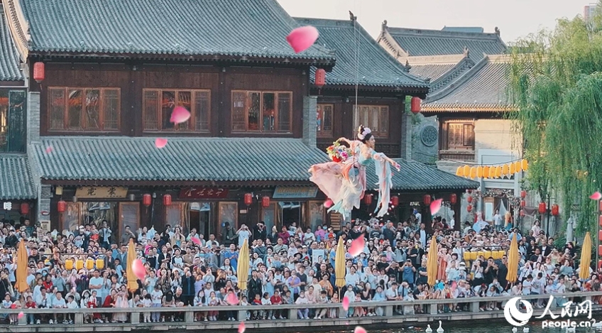 人気を集める花を撒く飛天（天女）のパフォーマンス（撮影?宋芳鑫）。