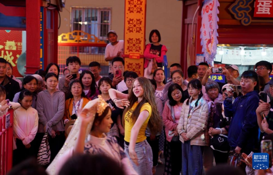 夏休みの観光客で賑わう新疆?伊犁