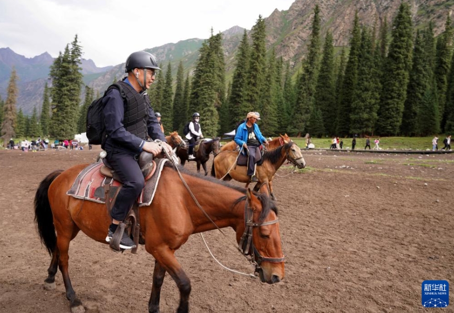 夏休みの観光客で賑わう新疆?伊犁