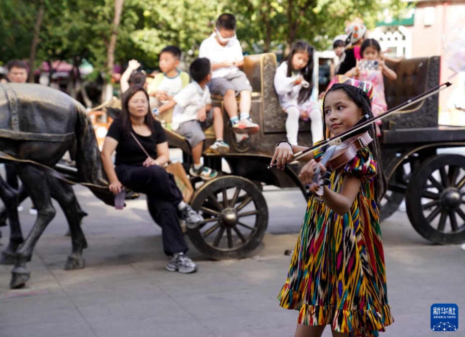 夏休みの観光客で賑わう新疆?伊犁