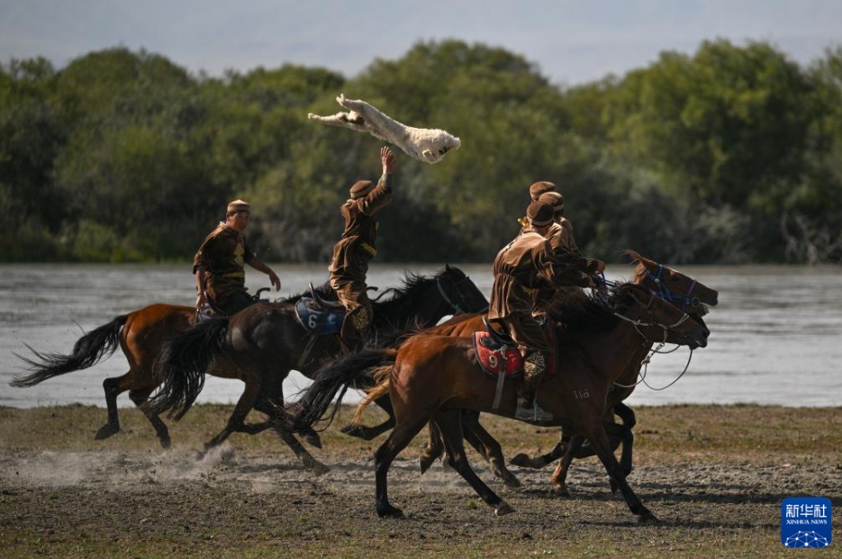 夏休みの観光客で賑わう新疆?伊犁