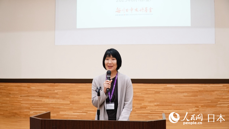 挨拶する日本?國際交流基金日本語國際センターの諏佐由有子副所長