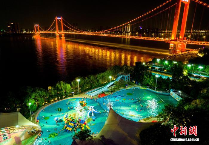 大橋のたもとで涼しさを満喫　湖北省武漢