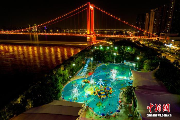 大橋のたもとで涼しさを満喫　湖北省武漢