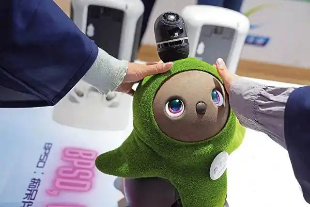 2024年11月9日、第7回中國(guó)國(guó)際輸入博覧會(huì)サービス貿(mào)易展示エリアの伊藤忠商事展示ブースで撮影された認(rèn)知癥介護(hù)支援ロボット。（撮影?劉穎）