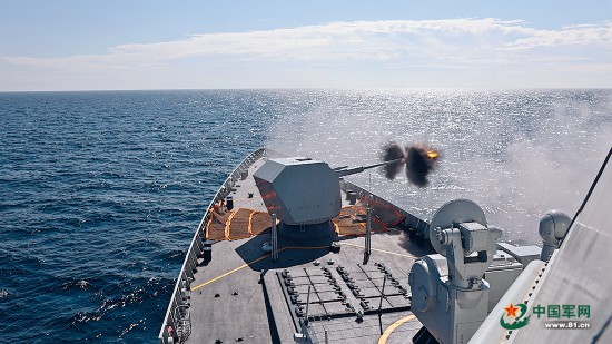 合同対艦演習(xí)で主砲射撃を行う「紹興」(撮影?徐強(qiáng))