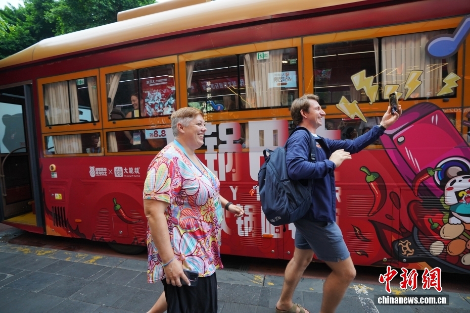 ワールドゲームズ開幕前に成都の夜を満喫する外國人選手　四川省