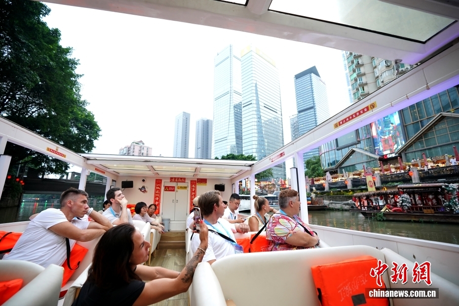 ワールドゲームズ開幕前に成都の夜を満喫する外國人選手　四川省