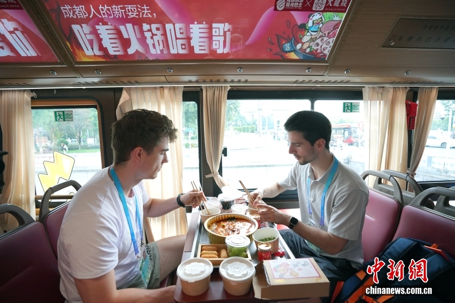 ワールドゲームズ開幕前に成都の夜を満喫する外國人選手　四川省