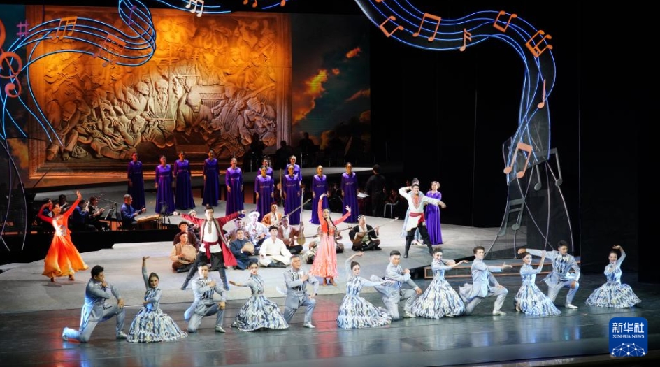 歌?舞踏?音楽が一體となった木卡姆蕓術(shù)の歌劇上演　新疆