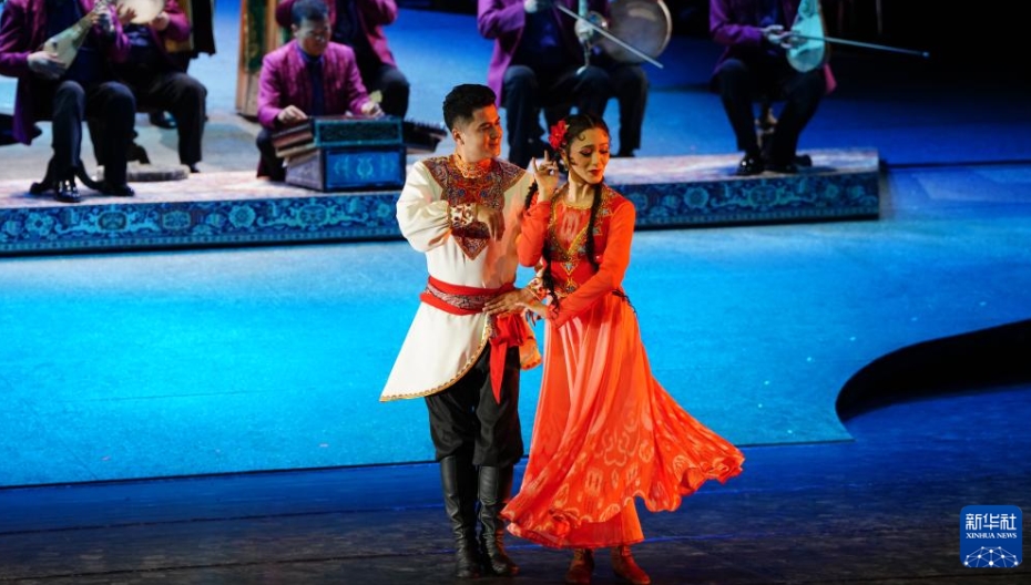 歌?舞踏?音楽が一體となった木卡姆蕓術(shù)の歌劇上演　新疆