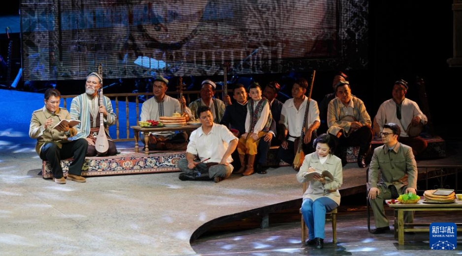 歌?舞踏?音楽が一體となった木卡姆蕓術(shù)の歌劇上演　新疆