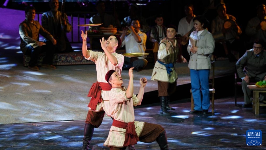 歌?舞踏?音楽が一體となった木卡姆蕓術(shù)の歌劇上演　新疆