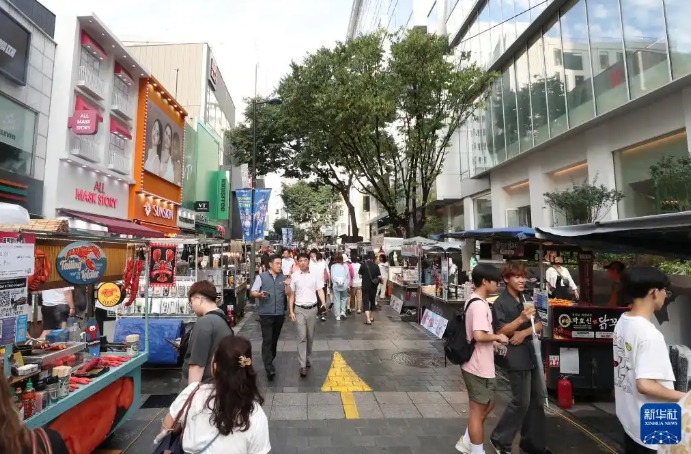 観光客で賑わう韓國ソウル?明洞（ミョンドン）の繁華街（8月6日撮影?姚琪琳）。