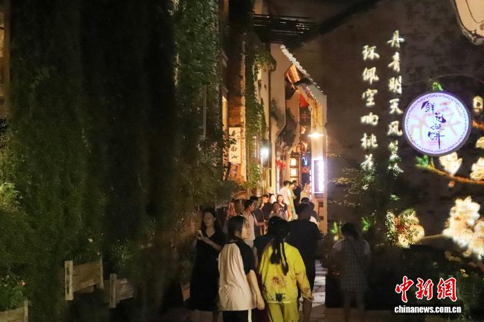 夏の夜を彩る多様なナイトツアーを?qū)g施　江西省篁嶺