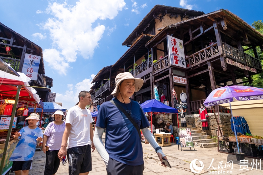 観光客で賑わう海坪彝族の特色ある観光リゾートタウン（撮影?涂敏）。