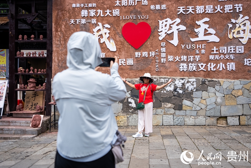 景勝區(qū)で寫(xiě)真を撮影する観光客（撮影?涂敏）。