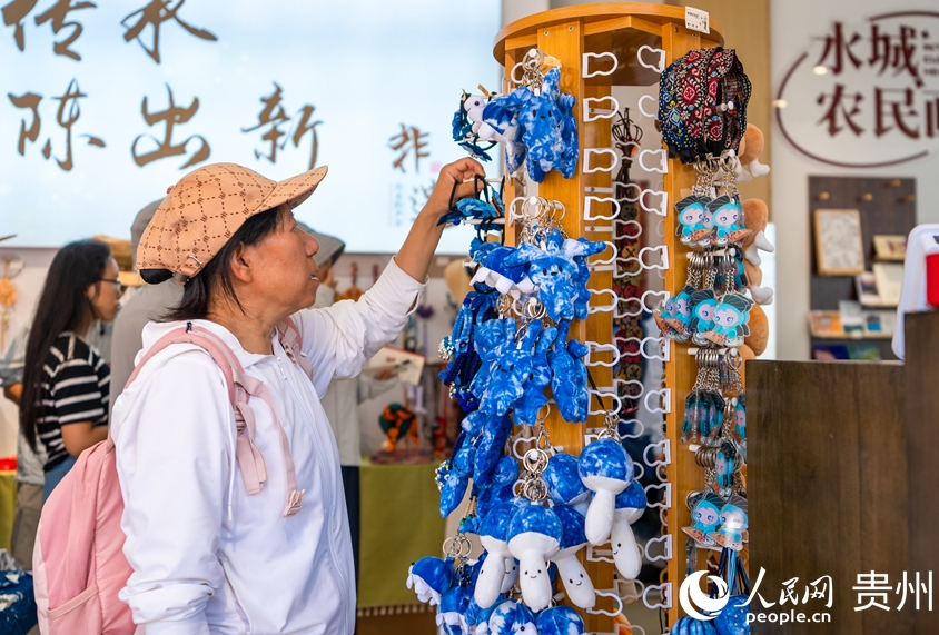 景勝區(qū)內(nèi)で文化クリエイティブグッズを選ぶ女性（撮影?涂敏）。