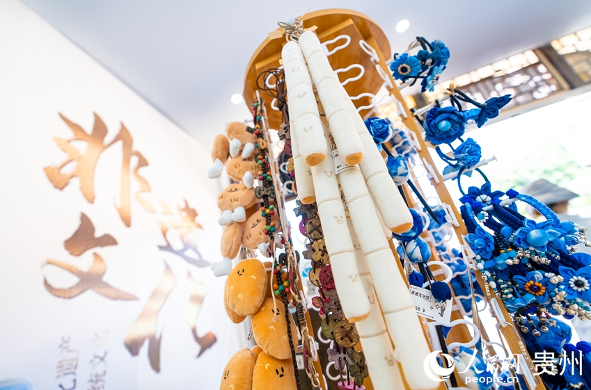 景勝區(qū)內(nèi)で販売されているドクダミの根をモチーフにした文化クリエイティブグッズ（撮影?涂敏）。