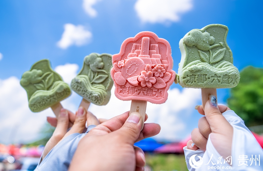 景勝區(qū)內(nèi)で販売されている「涼都?六盤(pán)水」をデザインしたアイスクリーム（撮影?涂敏）。