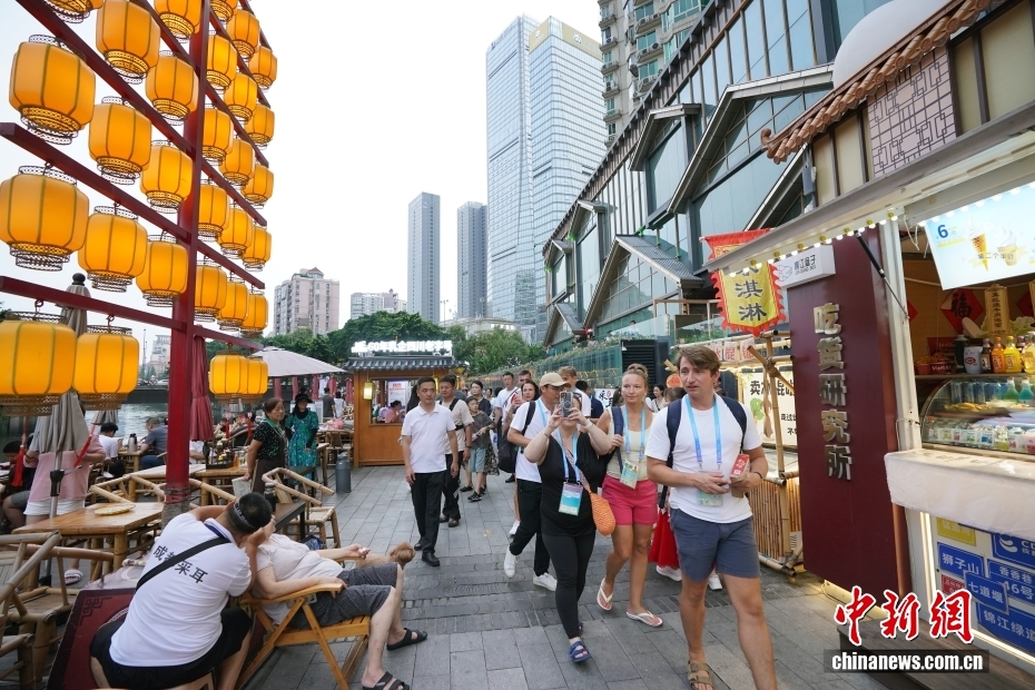 ワールドゲームズ開幕前に成都の夜を満喫する外國人選手　四川省