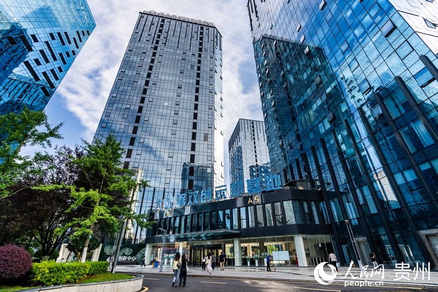 貴陽(yáng)ビッグデータ大衆(zhòng)による起業(yè)?イノベーションモデル拠點(diǎn)內(nèi)にある貴州ビッグデータ集団。撮影?涂敏