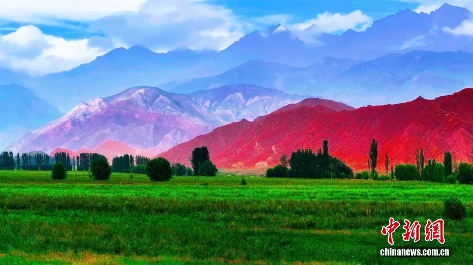 美しい夏景色が広がる新疆維吾爾自治區(qū)阿克蘇地區(qū)溫宿県天山托木爾景勝地の塔村（撮影?楊禮文）。