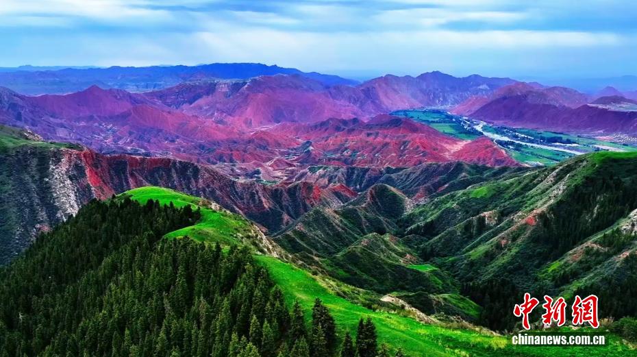 観光客を魅了する塔村の夏景色　新疆溫宿県