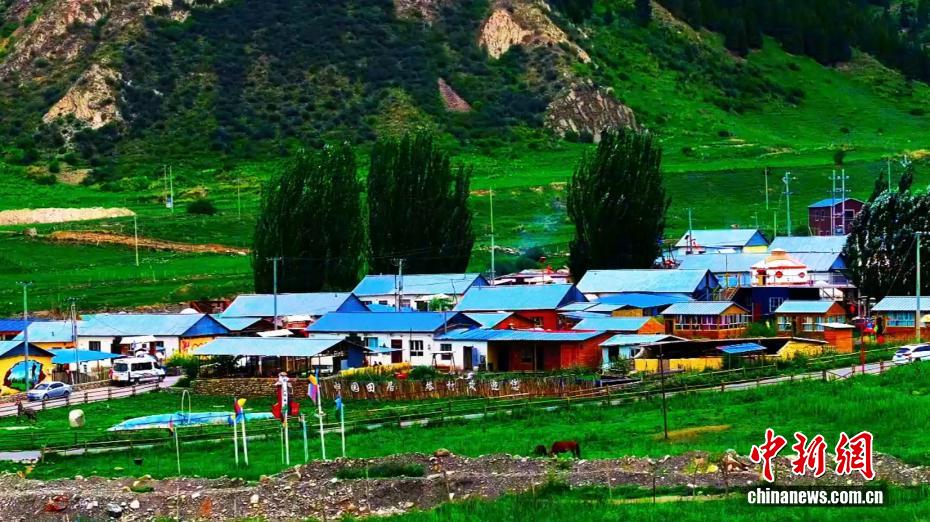 観光客を魅了する塔村の夏景色　新疆溫宿県