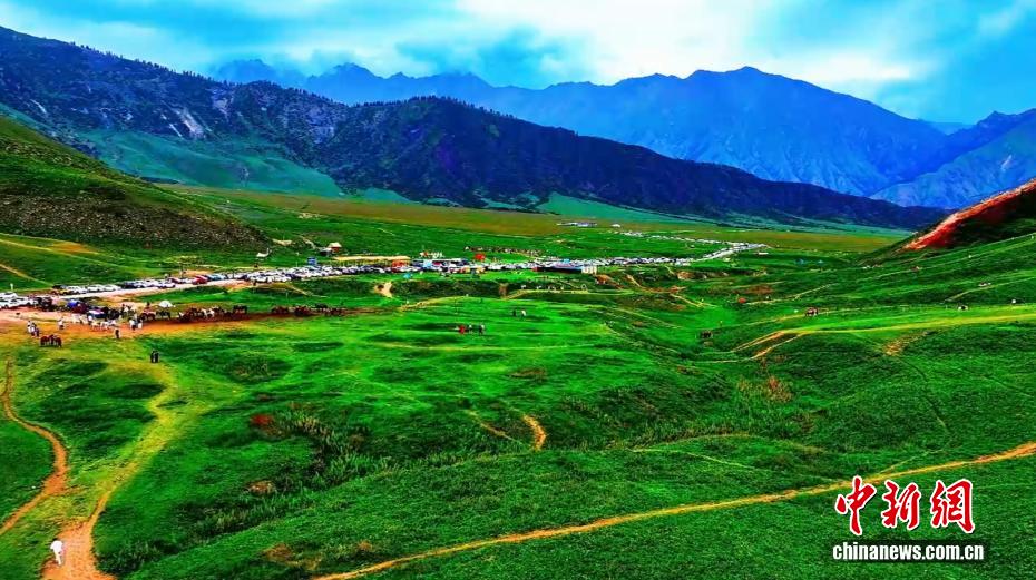 観光客を魅了する塔村の夏景色　新疆溫宿県