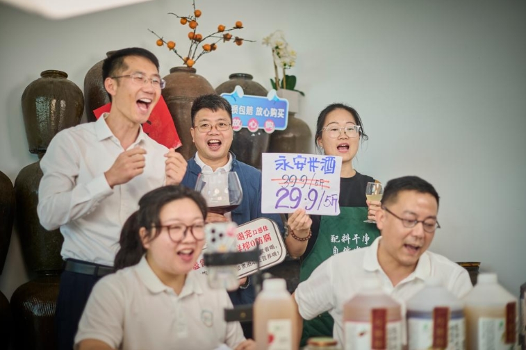 同僚と一緒にライブコマースをする「農村CEO」の劉松さん（寫真2列目の一番左、畫像提供?新華社）。