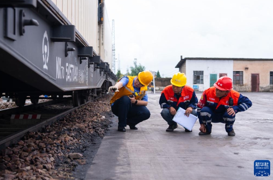 中國(guó)ラオス鉄道の「陸良野菜號(hào)」冷蔵コンテナ貨物列車の運(yùn)行開始