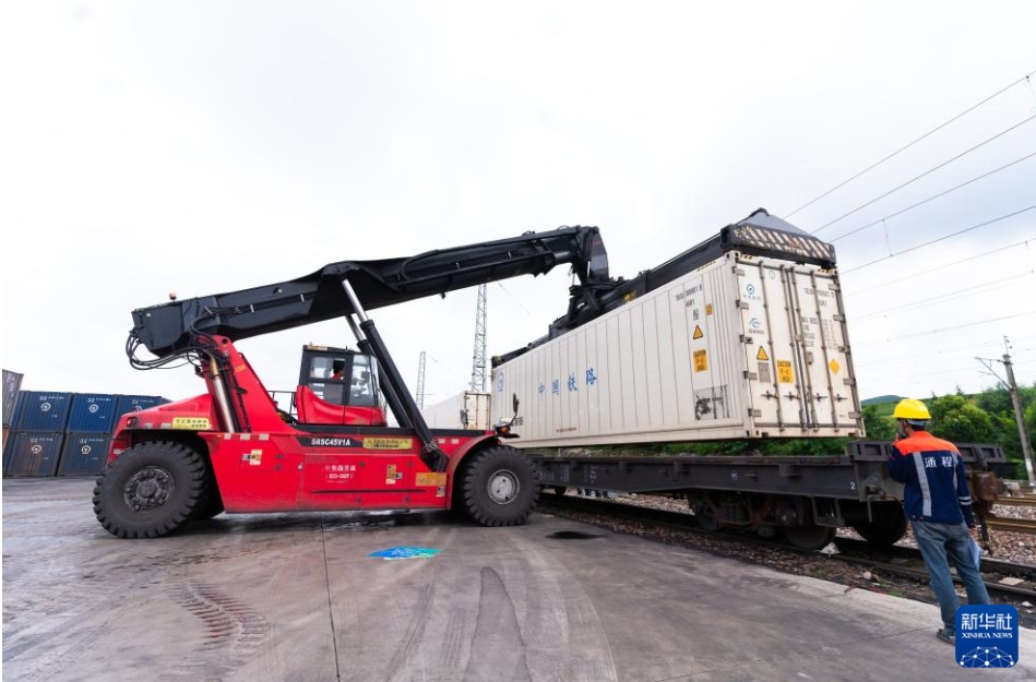 中國ラオス鉄道の「陸良野菜號」冷蔵コンテナ貨物列車の運行開始