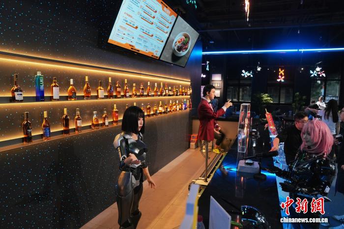 8月8日、北京初のロボットテーマレストラン「ロボット焔究所」が正式に営業(yè)を開始。このレストランには20種類以上の成熟したロボット製品が集結し、客にテクノロジーとグルメの饗宴を提供している。（撮影?張祥毅）