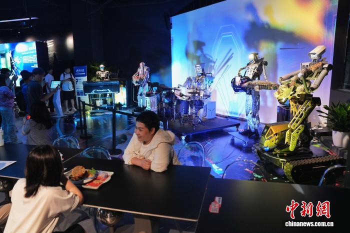 店內で演奏を行うロボットバンド。（撮影?張祥毅）